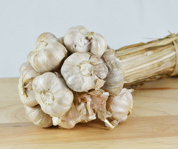 木桌上的大蒜,有选择的焦点蒜中药药材-大蒜