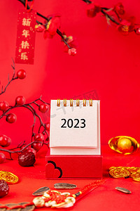 红色2023背景摄影照片_新年春节2023日历红色背景摆放