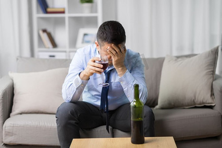 酒精中毒会引起发烧头痛吗，白酒酒精中毒身体发热