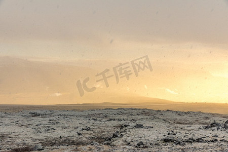 雪的冬天山脉与阳光在雷克雅未克冰岛