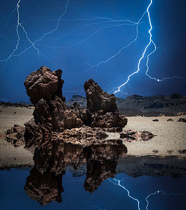 雷雨课文摄影照片_强烈的雷雨和强烈的闪电映衬着群山。山上的闪电