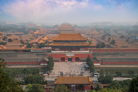 故宫是世界上最大的宫殿建筑群。位于北京市中心的中国