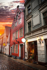 欧洲小镇摄影照片_里加街上的老房子。拉脱维亚。欧洲。里加街上的老房子。拉脱维亚