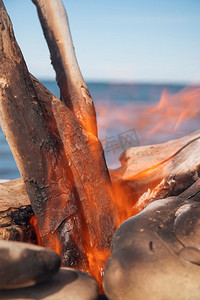 海边活动摄影照片_海边的一堆火。