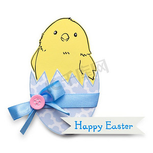 创意复活节概念照片，白色背景上有一只鸡和一只纸做的鸡蛋。
