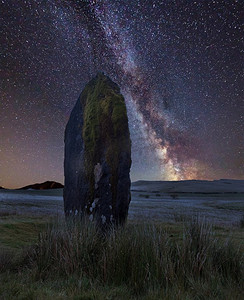 令人惊叹的充满活力的银河系合成图像在威尔士的古代史前石头的景观