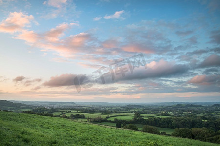 英国乡村萨默塞特郡上空美丽的黎明风景。英国乡村萨默塞特郡上空美丽的日出景观