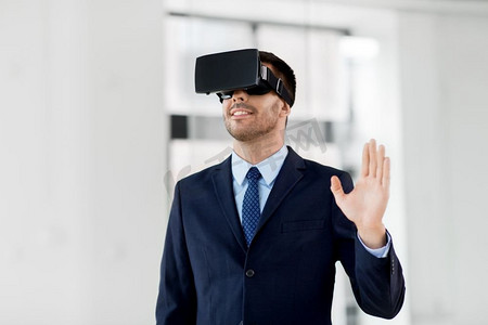 商业，技术和增强现实概念—商人与虚拟现实耳机在办公室。商人在办公室与虚拟现实耳机