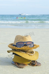 水袋气球摄影照片_夏季沙滩袋与草帽，毛巾，太阳玻璃和人字拖沙滩