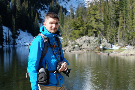摄影师摄影照片_游客在落基山国家公园的熊湖附近。USA. 