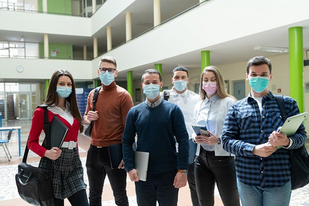 多民族学生群体在大学走廊佩戴防护口罩新常态冠状病毒时代教育理念