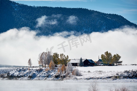 雪屋顶摄影照片_美国科罗拉多州沃尔福德山水库冬季景观。 