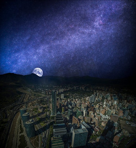 智利圣地亚哥和洛斯安第斯山脉全景。夜晚，星空和月亮闪耀着..智利圣地亚哥全景