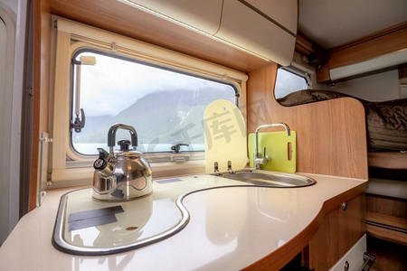 从房车大篷车的窗户俯瞰挪威美丽的大自然。洛达谷湖。