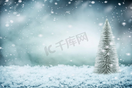 冬天圣诞摄影照片_冬天雪背景与圣诞树，前视图