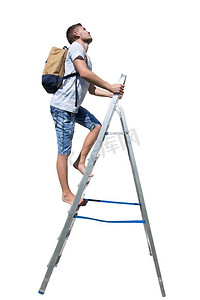 侧视全长肖像，一个休闲的年轻男子背着背包爬上梯子，在白色背景下孤独地抬起头来。