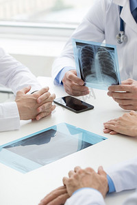 医生们讨论X光片。一群医生在诊所或医院看X光片