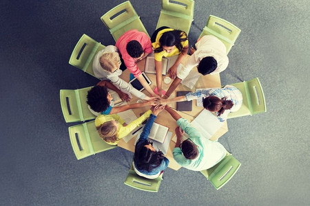 教育,学校,团队合作和人的概念-一群国际学生拿着书本和平板电脑,双手