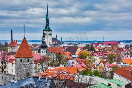 塔林中世纪老城与圣奥拉夫教堂和塔林城墙鸟瞰图。’爱沙尼亚塔林。塔林中世纪老城，爱沙尼亚