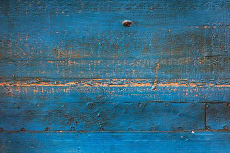 生锈的蓝色金属表面与钉子和风化油漆