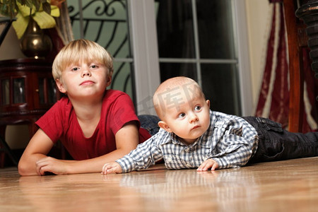 兄弟联盟专享摄影照片_金发男孩与他的新生婴儿兄弟室内