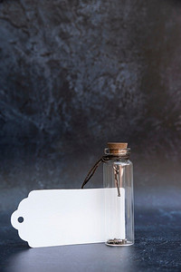 浪漫复古玻璃祝福瓶，瓶内有吉祥魅力，瓶盖有软木塞和仿古效果，背景和空白标签为文字
