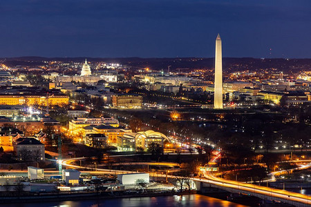 从美国弗吉尼亚州阿灵顿鸟瞰华盛顿特区的城市景观。