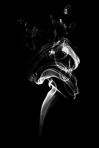 蒸汽波摄影照片_关闭白色烟雾在黑色背景。抽象和纹理概念。