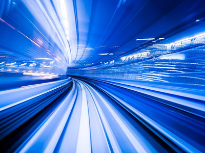 绿色动态背景摄影照片_在城市铁路隧道移动的运动模糊火车。运动模糊背景摘要。