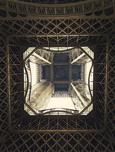 不同的几何形状，图案和钢结构下的埃菲尔铁塔在巴黎，法国。
