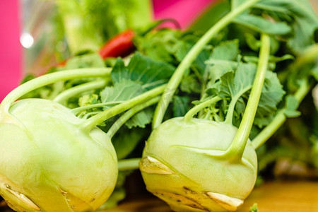 健康美食摄影照片_新鲜的绿色蔬菜，健康的香菜环绕着其他蔬菜。生物市场，素食概念。甘蓝菜