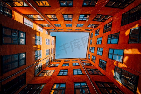 一个独特的高层橙色建筑触摸天空的低角度拍摄。一个独特的高层橙色建筑触摸天空的低角度拍摄