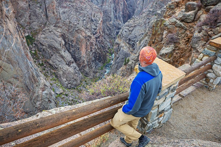 黑峡谷摄影照片_美国科罗拉多州甘尼森黑峡谷花岗岩悬崖上的游客