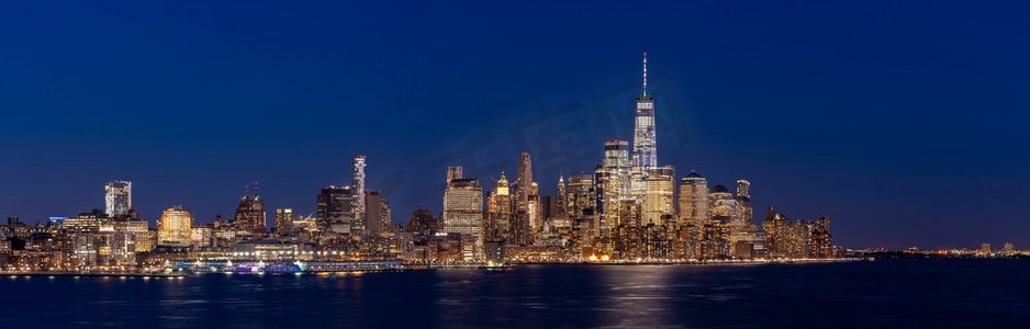 全景纽约市鸟瞰图曼哈顿地平线城市风景在黄昏从新泽西。 