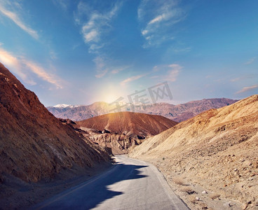 穿过美国加利福尼亚州死亡谷国家公园的沙漠之路。艺术家S调色板风景大道。