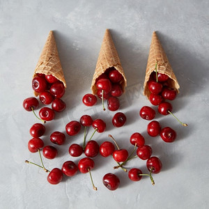 樱桃冰淇淋图案摄影照片_ 食物，素食，华夫饼，健康