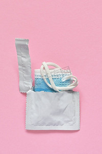 隔离感染摄影照片_医用口罩和避孕套隔离包装摘要 