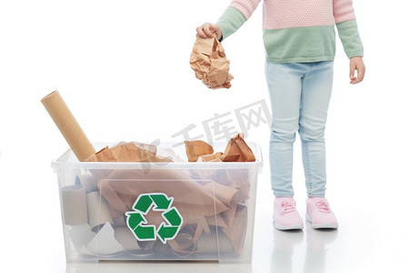 回收，垃圾分类和可持续发展的概念--白色背景下，纸质垃圾装在塑料盒里的女孩。女孩对废纸进行分类