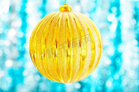 黄色新年？在蓝色闪烁的背景上的球。圣诞舞会