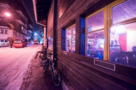 雪街摄影照片_在寒冷的冬夜，阿尔卑斯山村的雪街上，