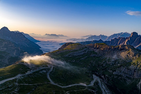 白云岩阿尔卑斯山中的国家自然公园。美丽的意大利自然风光。日落时的无人驾驶飞机飞行