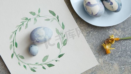 自制复活节彩蛋在一张纸和板上的石头背景，平奠定。鹌鹑鸡蛋