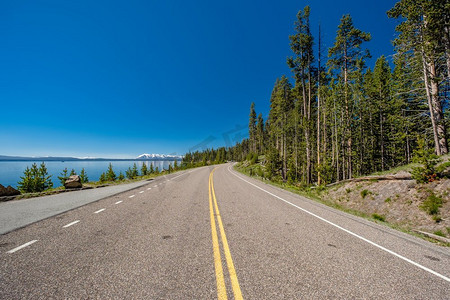 黄石公园的湖边高速公路。美国怀俄明州黄石国家公园湖边的公路
