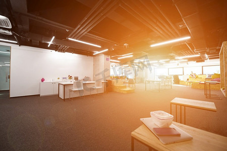 年轻的软件开发人员在现代阳光明媚的开放式办公室休闲区享受休息