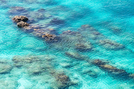 透明的浅绿松石海洋水表面和岩石顶视图在安达曼海印度洋在夏天。