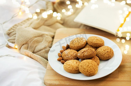 食物，面包房和卫生概念--家里木板上的燕麦饼干。家里的燕麦饼干和杏仁