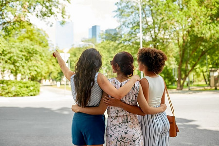 女性友谊，人和休闲—年轻女性或朋友在夏季公园拥抱。年轻妇女或朋友拥抱在夏季公园