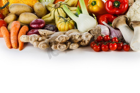 许多蔬菜的收获隔离在白色背景边框上，并带有文字的复制空间。白色背景下的收获
