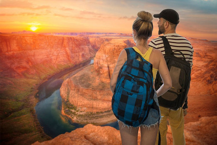 马蹄爆珠摄影照片_一对已婚夫妇在美国旅行。亚利桑那州北部科罗拉多河著名的马蹄弯