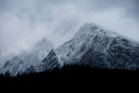 令人惊叹的细节风景图像的白雪覆盖的笔Yr Ole Wen山在Snowdonia期间戏剧性的冬季风暴